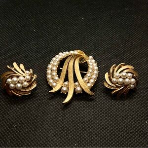 Vintage Crown Trifari Gold Tone Swirl & Pearl Brooch Pin &‎ Earrings Set Mint